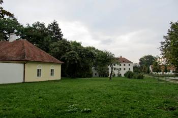 Pohled z parku přes zahradnický domek na hlavní budovu zámku. (© Pavel  Vlach, 09/2013)