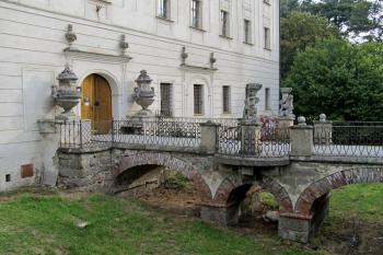 Most s bohatou barokní výzdobou vedoucí z nádvoří do hlavní zámecké budovy. (© Pavel  Vlach, 09/2013)