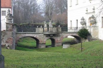 most,vedoucí přes jižní příkop (© D Dohňanský, 01/2016)