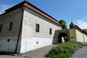 Tvrz – středověká stavba byla roku 1579 ( © František Kinař 05/2017)