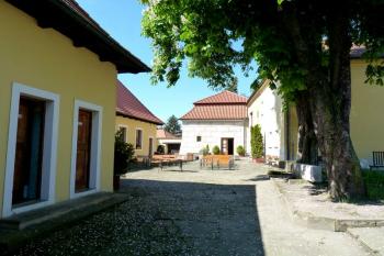 Tvrz – středověká stavba byla roku 1579 ( © František Kinař 05/2017)