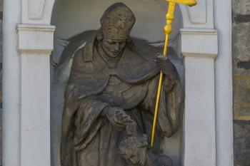 socha světce v průčelí kostela (© Pavel Zany Komárek 12. 8. 2012)