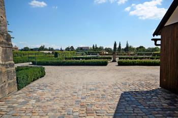 pohled z jižního křídla konventu do klášterních zahrad (© Pavel Zany Komárek 08/2012)