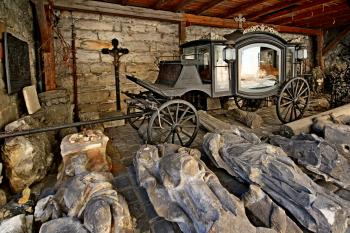 lapidárium v přístřešku na dvoře mezi konventem a loretánskými ambity (© Pavel Zany Komárek 08/2012)