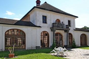 jižní křdlo loretánského ambitu se Svatými schody (© Pavel Zany Komárek 12. 8. 2012)