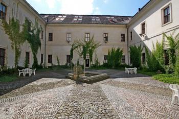 rajský dvůr od východu (© Pavel Zany Komárek 12. 8. 2012)