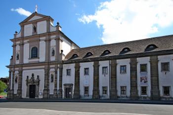 vstupní průčelí kostela Všech svatých a severní křídlo konventu (© Pavel Zany Komárek 12. 8. 2012)