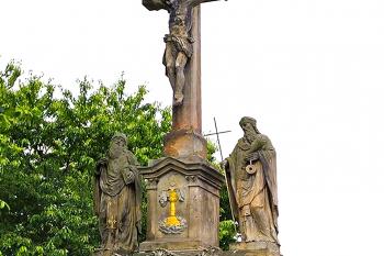 Kříž, nebo též kalvárie ve Věrovanech v okrese Olomouc. (© Pavel Vítek  07/2015)