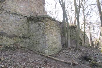 Vnější líc sev. hradeb ohraničujících boční hradní nádvoří (© Dušan Dohňanský 04/2020)