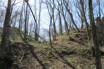 Místo mostu z předhradí /vlevo/ ke vstupní věži /vpravo/ (© Dušan Dohňanský 04/2020)