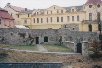 Celkový pohled od silnice (© Lukáš Pechánek, 02/2001)