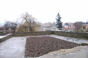 Pozůstatky tvrze v Malé Skalici ( © Pavel Vítek 02/2007)