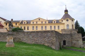 Tvrz Malá Skalice - pohled od začátku mostu přes Úpu (© Ivo Rozehnal, 07/2009)