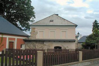 Johanitská komenda Český dub (© Hana Kubikova 06/2003)