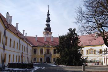 nádvoří  (© Rodochrozit, 03/2013)