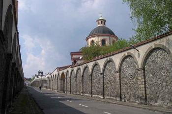 Pohled Dlouhou jízdou k zámku, vpravo kopule kostela sv. Kříže (© Ivan Grisa, 05/2005)