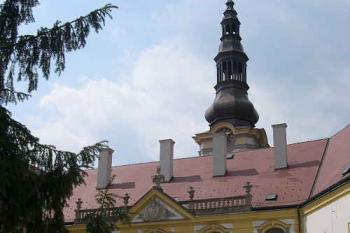Západní křídlo s hodinovou věží z nádvoří (© Ivan Grisa, 05/2005)