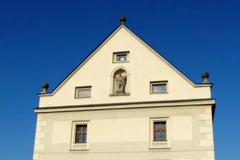 Bývalá zámecká sýpka, dnes studentské koleje (© Jiří Cukr, 05/2008)