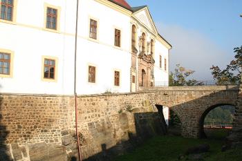 Most přes šíjový příkop ke hlavnímu portálu zámku (© Ivan Grisa, 09/2008)