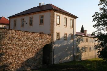 Vstupní pavilon na konci Dlouhé jízdy, vpravo křídlo s rodnou světničkou M. Tyrše (© Ivan Grisa, 09/2008)