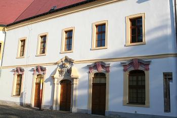 Část dvorní fasády severního křídla s odhaleným gotickým ostěním (vpravo) (© Ivan Grisa, 09/2008)
