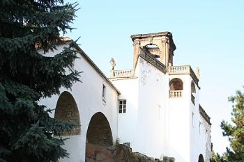 Gloriet v Růžové zahradě od kostela sv. Kříže (© Ivan Grisa, 09/2008)
