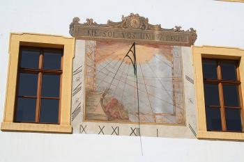 Sluneční hodiny na dvorní fasádě severního křídla (© Ivan Grisa, 09/2008)