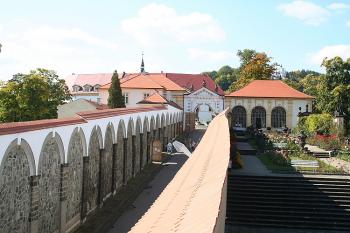 Pohled z glorietu na horní část Dlouhé jízdy, zámek a sallu terenu, v pozadí restaurace na Pastýřské stěně (© Ivan Grisa, 09/2008)