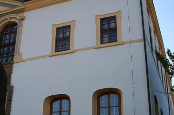 Novogotický vstup do suterénu severního křídla zámku ze šíjového příkopu (© Ivan Grisa, 09/2008)