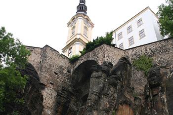 Zámek od bočního ramene Ploučnice pod řetězovou lávkou ( © Ivan Grisa 06/2009)