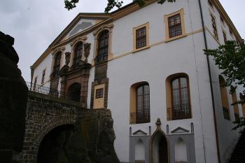 Pohled z příkopu na východní průčelí hlavní zámecké budovy ( © Ivan Grisa 06/2009)