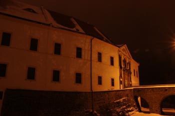 Vstupní průčelí ze stájového mostu ( © Ivan Grisa 02/2010)