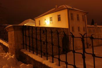 Předzámčí ze stájového mostu ( © Ivan Grisa 02/2010)