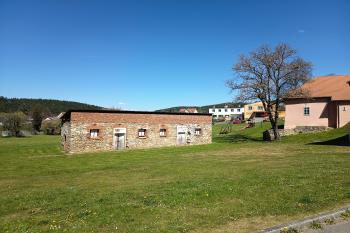 jediný pozůstatek hospodářských budov - chlévy (© Jaroslav Špiroch  05/2026)