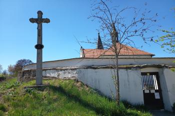 kamenný kříž u východní branky do areálu kostela (© Jaroslav Špiroch  05/2026)