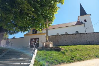 kamenný votivní kříž z roku 1795 u vstupní brány do areálu kostela (© Jaroslav Špiroch  05/2026)