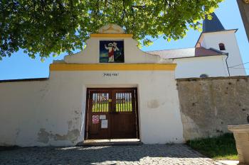 hlavní vstupní brána do areálu kostela (© Jaroslav Špiroch  05/2026)