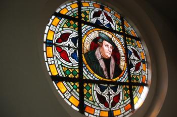 Vitraj s portrétem M. Luthera v západní fasádě ( © Ivan Grisa 07/2009)