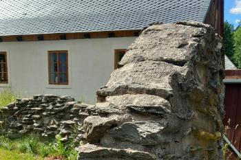 Torzo obvodové zdi železáren (© Ivo Rozehnal  07/2026)
