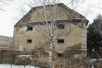 Budova severního křídla tvrze (© Filip Matoušek 02/2004)