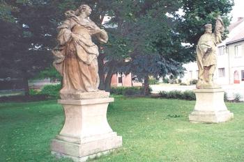 Sochy sv. Václava a sv. Kateřiny v Grigově u Olomouce. (© Pavel Vítek  07/2015)