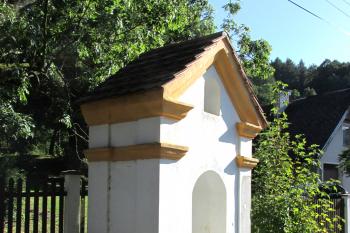 Výklenková kaplička ve Velenicích u Zákup v okrese Česká Lípa. (© Pavel Vítek  09/2019)