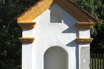 Výklenková kaplička ve Velenicích u Zákup v okrese Česká Lípa. (© Pavel Vítek  09/2019)