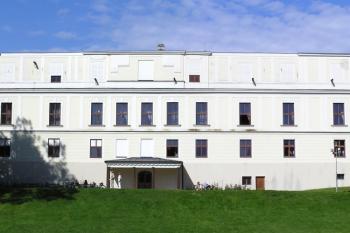 Panorama jižního průčelí zámku obráceného do zahrady (parku) ( © Jan P. Štěpánek 09/2007)