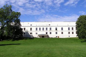 Pohled na zámek od jihu z prostou bývalé zámecké zahrady (dnes park Boženy Němcové) ( © Jan P. Štěpánek 09/2007)