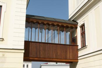 Pohled na dřevěný krytý most, který spojuje zámek Fryštát se zámeckým křídlem zvaným Lottyhaus. ( © Miroslav BITTER 03/2007)