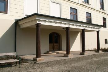Vstupní dveře v zahradním průčelí. ( © Miroslav BITTER 03/2007)
