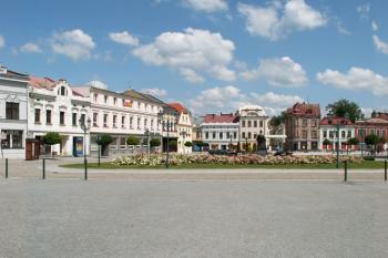 Celkový pohled od zámku Fryštát na náměstí. (vpravo zámecké křídlo zvané Lottyhaus) ( © Miroslav BITTER 07/2007)