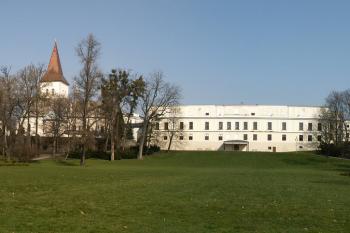 Celkový pohled na zámek a kostel Povýšení sv. Kříže od jihu z prostou bývalé zámecké zahrady (dnes park Boženy Němcové) ( © Miroslav BITTER 03/2008)