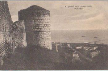 hrad kolem r. 1930 (https://www.flickr.com)